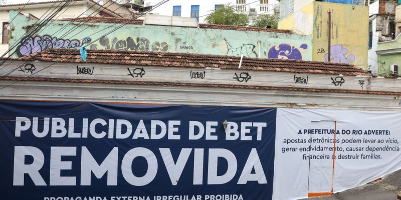 Rio de Janeiro (RJ), 15/07/2026 – Prefeitura do Rio proíbe publicidade de Bets em espaços externos da cidade, propaganda é removida na Pedra do Sal, na região central da cidade. Foto: Tomaz Silva/Agência Brasil