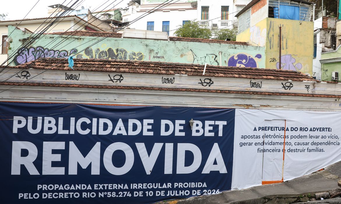 Rio de Janeiro (RJ), 15/07/2026 – Prefeitura do Rio proíbe publicidade de Bets em espaços externos da cidade, propaganda é removida na Pedra do Sal, na região central da cidade. Foto: Tomaz Silva/Agência Brasil