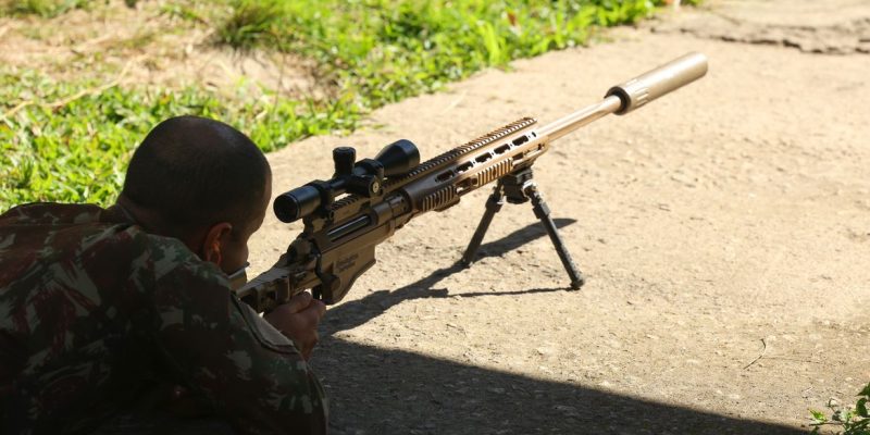 Rio de Janeiro (RJ), 02/09/2025 – Militar atira em alvos demarcados durante apresentação do efeito das armas em diversos materiais, no estágio de preparação para jornalistas para atuação em áreas de conflito, no Centro Conjunto de Operações de Paz do Brasil (CCOPAB), na Vila Militar, na zona oeste do Rio de Janeiro. Foto: Tomaz Silva/Agência Brasil