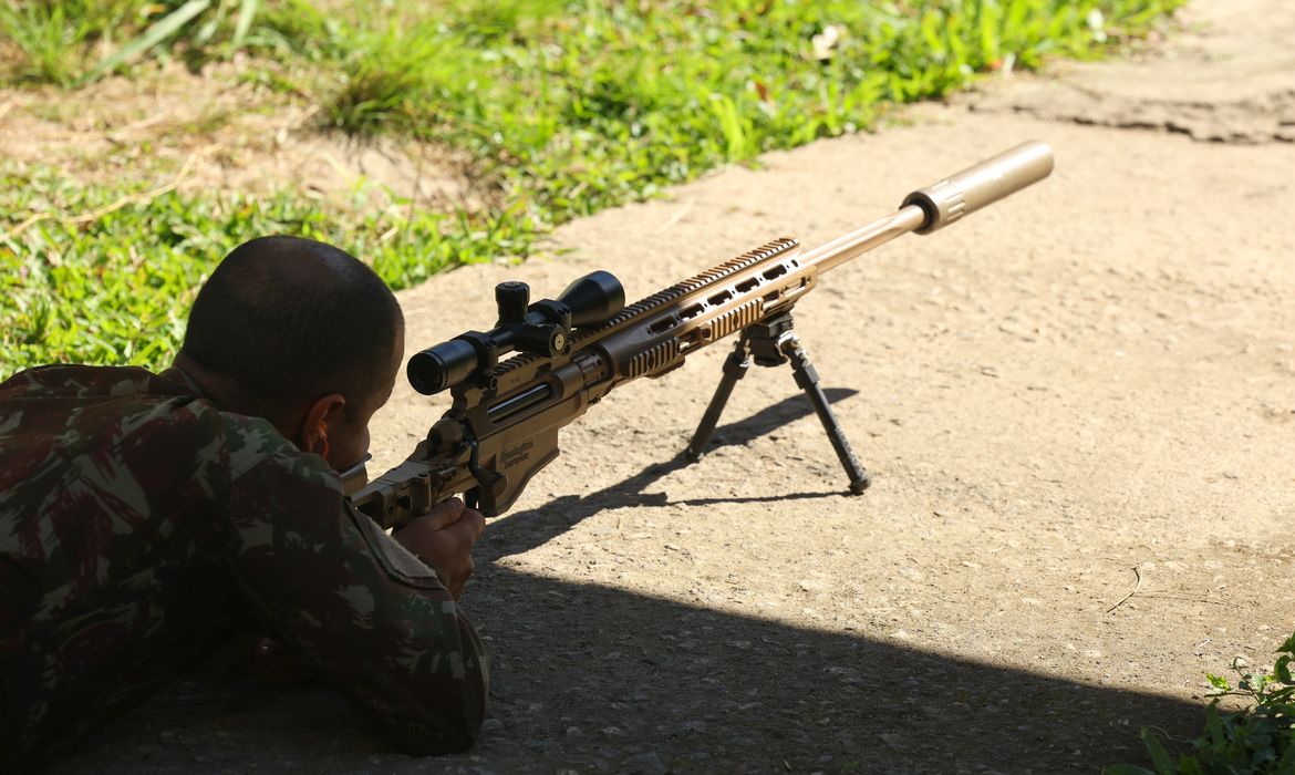 Rio de Janeiro (RJ), 02/09/2025 – Militar atira em alvos demarcados durante apresentação do efeito das armas em diversos materiais, no estágio de preparação para jornalistas para atuação em áreas de conflito, no Centro Conjunto de Operações de Paz do Brasil (CCOPAB), na Vila Militar, na zona oeste do Rio de Janeiro. Foto: Tomaz Silva/Agência Brasil