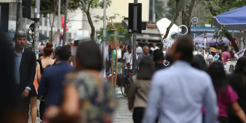 Movimentação de pessoas nas ruas do centro da cidade.