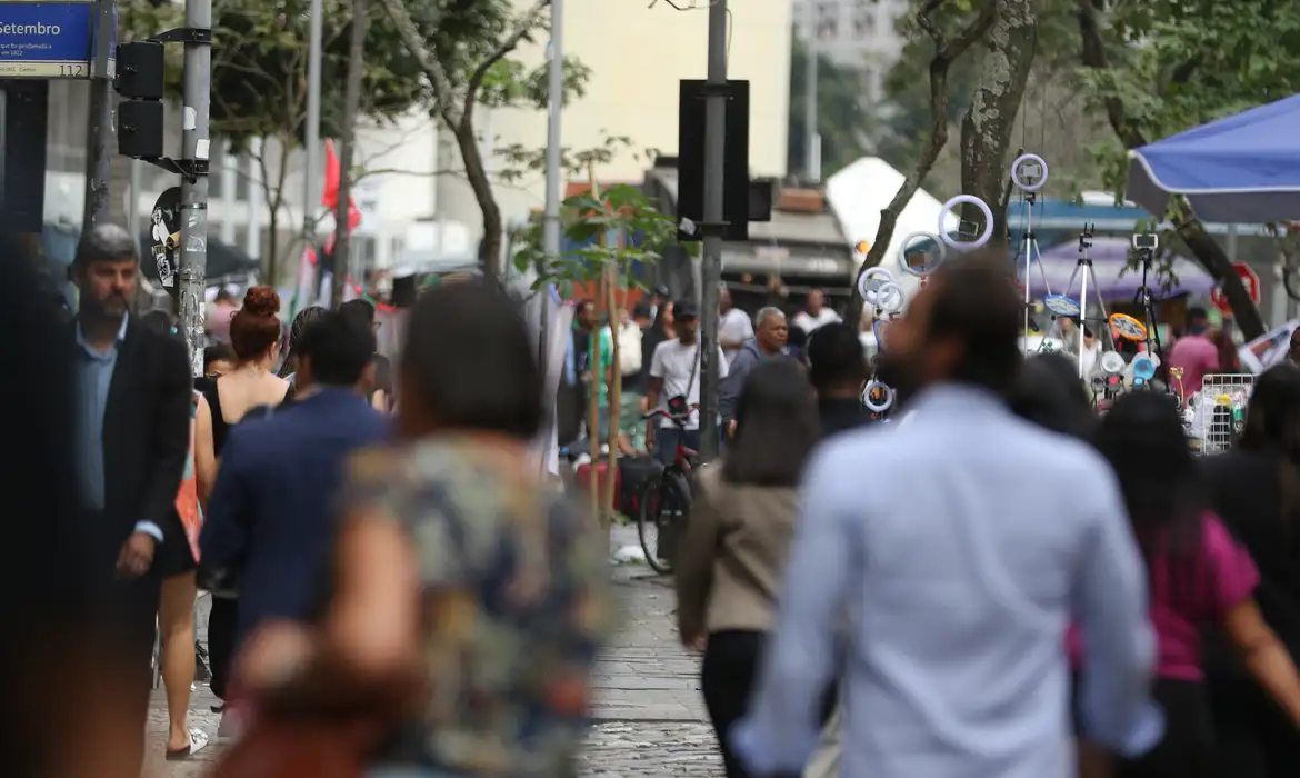 Movimentação de pessoas nas ruas do centro da cidade.