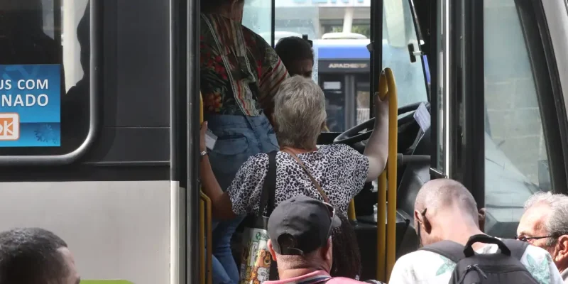 Greve dos rodoviários provoca paralisação da frota de ônibus da cidade e aglomerações nos pontos de parada.