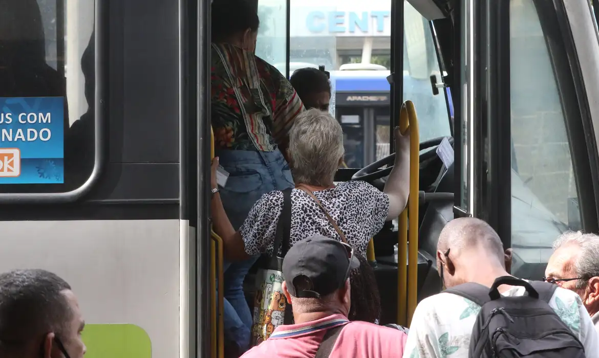 Greve dos rodoviários provoca paralisação da frota de ônibus da cidade e aglomerações nos pontos de parada.