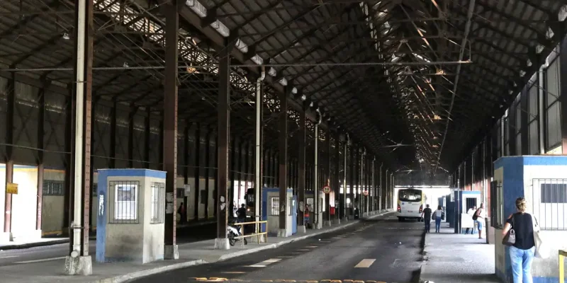 Greve dos rodoviários provoca paralisação da frota de ônibus da cidade e aglomerações nos pontos de parada.