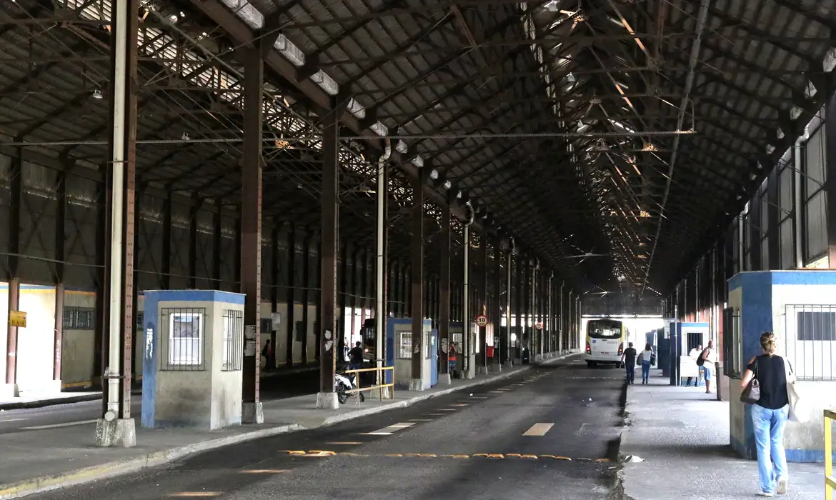 Greve dos rodoviários provoca paralisação da frota de ônibus da cidade e aglomerações nos pontos de parada.