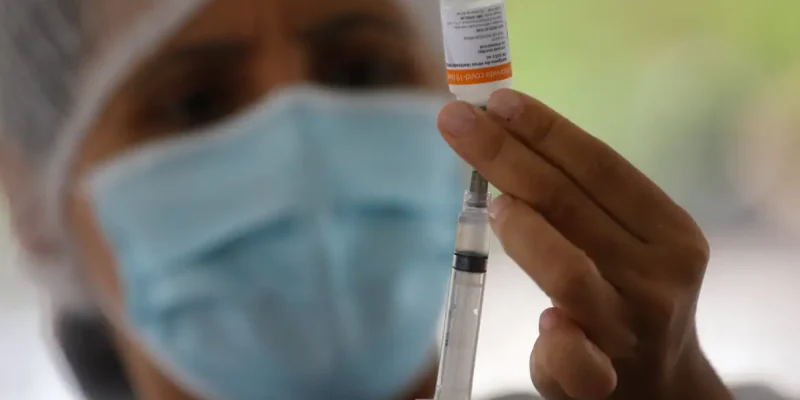 Vacinação drive thru na Universidade Estadual do Rio de Janeiro (UERJ), zona norte do Rio. A cidade do Rio de Janeiro retoma hoje (25) sua campanha de aplicação da primeira dose da vacina contra a covid-19 em idosos da população em geral.
