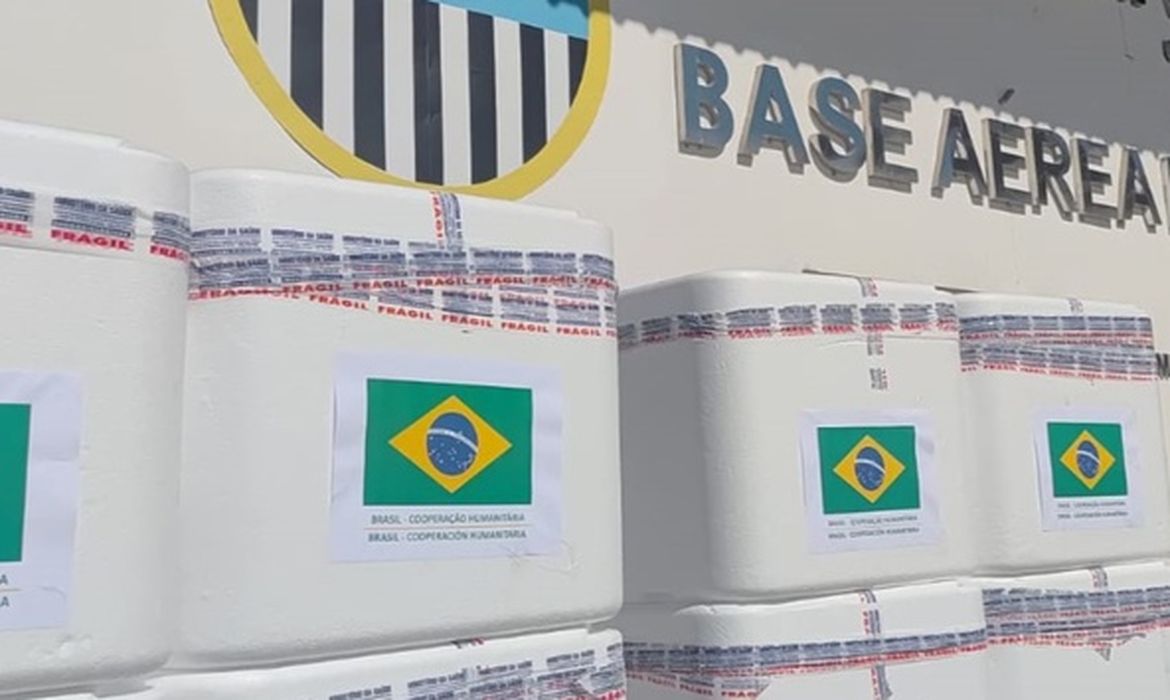 Brasil envia 4,5 toneladas de vacinas para apoio humanitário à Venezuela
A nova remessa inclui imunizantes BCG, tríplice viral e pentavalente. Ao todo, são mais de 690 mil doses doadas