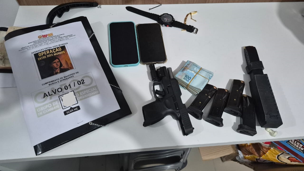 capa de processo com o nome da operacao, celulares, dinheiro e armas apreendidos