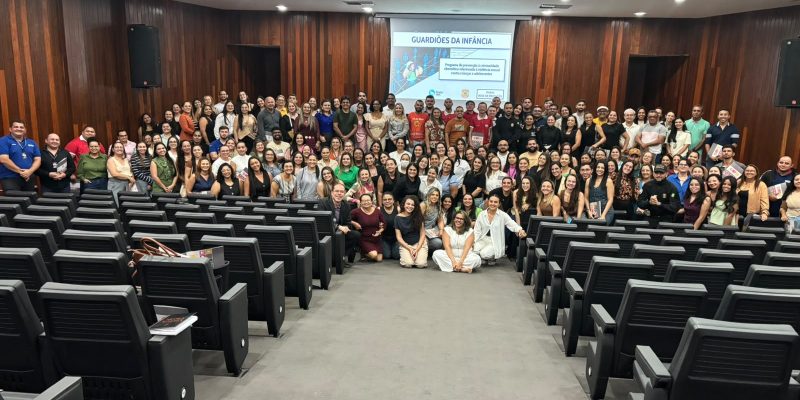 pessoas em pé em um auditorio
