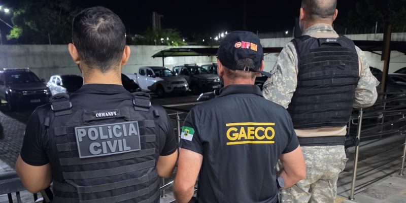 Policial civil, agente do gaeco e policial militar em pé de costas