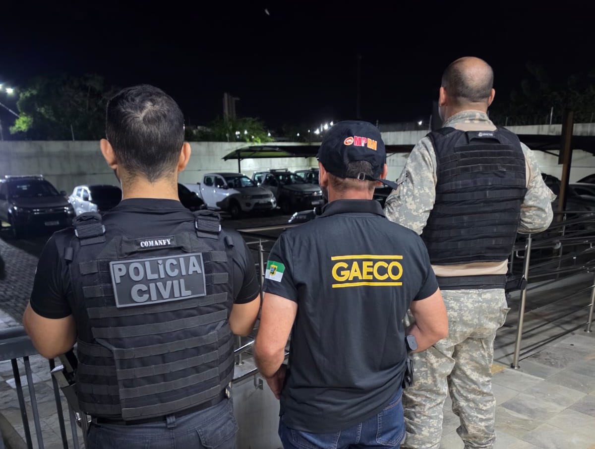 Policial civil, agente do gaeco e policial militar em pé de costas