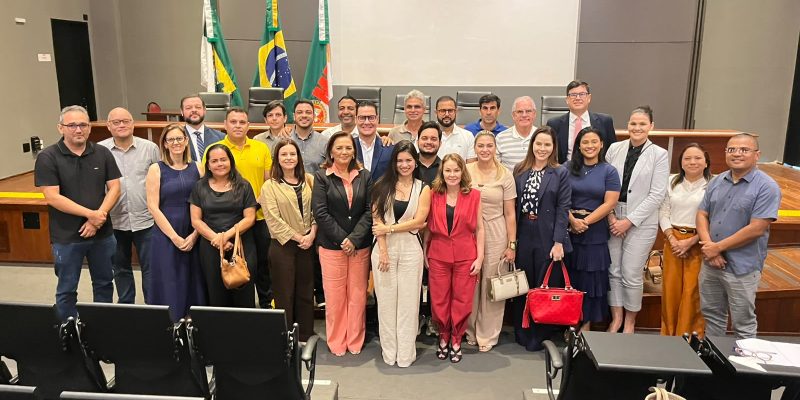 pessoas em pé em frente a um palco