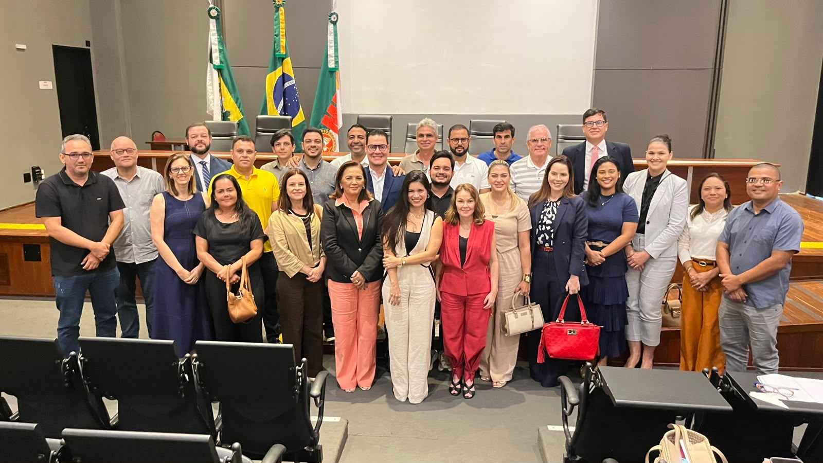 pessoas em pé em frente a um palco