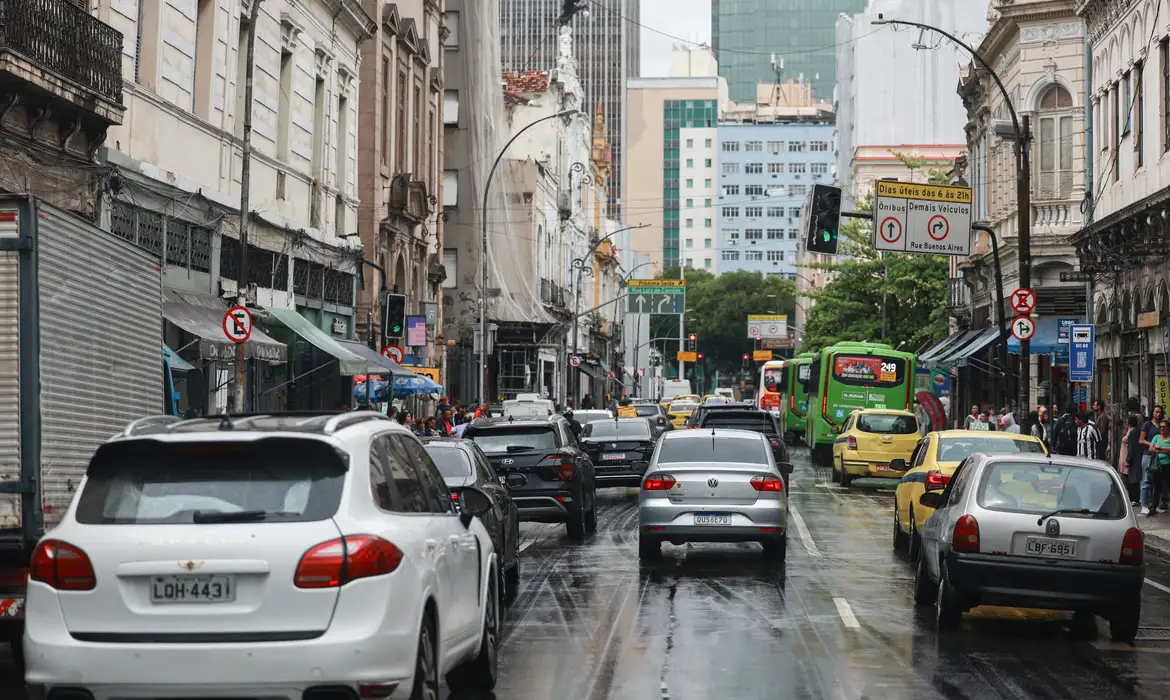 Rio de Janeiro (RJ), 31/10/2025 – Cena de carros em uma rua da cidade do Rio de Janeiro
Foto: Joédson Alves/Agência Brasil