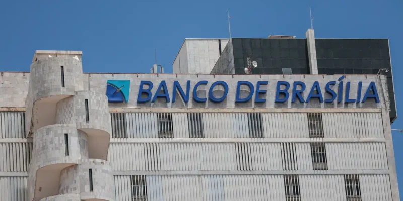 Brasília (DF), 19/11/2025 – Fachada do prédio do banco de Brasília (BRB).  Em março de 2025, o conselho do Banco BRB aprovou a compra de 58% do capital do Banco Master, valor estimado em R$ 2 bilhões.
O acordo previa que o BRB, uma sociedade de capital e controlada majoritariamente pelo Governo do Distrito Federal (GDF)
Foto: Joédson Alves/Agência Brasil