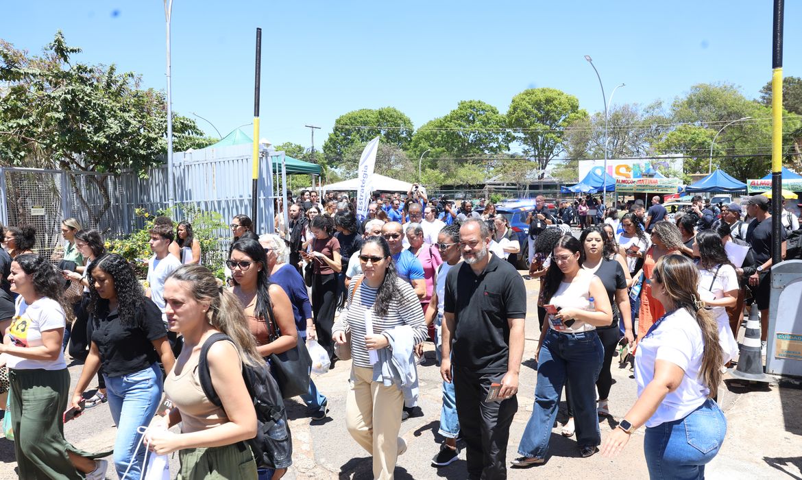 Brasília - 05/10/2025 -A ministra da Gestão e da Inovação em Serviços Públicos, Esther Dweck, durante visita ao campus da Asa Norte do Centro Universitário de Brasília (CEUB), onde 7.068 pessoas estão inscritas para realizar a prova do Concurso Público Nacional Unificado (CPNU).
Foto: Valter Campanato/Agência Brasil
