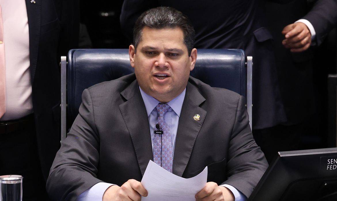 Brasília 02/12/2025 -O presidente do Senado, Davi Alcolumbre, informou ao Plenário  que determinou o cancelamento do calendário de apreciação da indicação presidencial do advogado-geral da União, Jorge Messias, para integrar o Supremo Tribunal Federal (STF). Foto Lula Marques/Agência Brasil