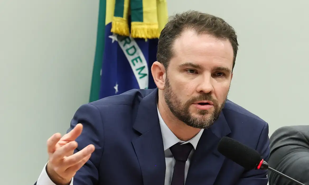 Brasília – DF – 12/05/2026 – Reunião da Comissão Especial da Câmara sobre o Fim da Escala 6x1 para debater os impactos econômicos da redução da escala de trabalho, sem redução de salário. Participou ministro da Fazenda, Dario Durigan. Foto Lula Marques/Agência Brasil