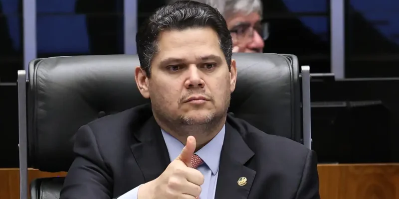 Brasília – DF- 21/05/2026 –  Senador Davi Alcolumbre durante Sessão do Congresso Nacional  para analisar vetos parciais à Lei de Diretrizes Orçamentárias (LDO) de 2026. Esses vetos impedem municípios inadimplentes com até 65 mil habitantes de firmar convênios e receber recursos federais. Foto: Lula Marques /Agência Brasil.