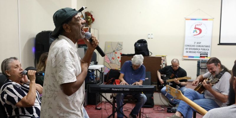 Rio de Janeiro (RJ), 13/08/2026 - O compositor e vocalista Hamilton Assunção no ensaio da banda Harmonia Enlouquece no Centro Psiquiátrico do Rio de Janeiro - CPRJ, na Gamboa. Foto: Rovena Rosa/Agência Brasil