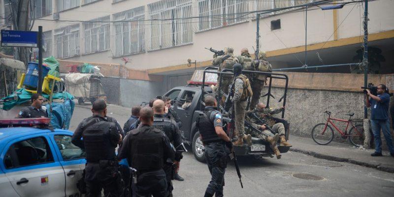 Rio de Janeiro - Operação policial após ataques às bases das Unidades de Polícia Pacificadora (UPP) nas comunidades do Cantagalo e Pavão-Pavãozinho, em Copacabana. (Fernando Frazão/Agência Brasil)
