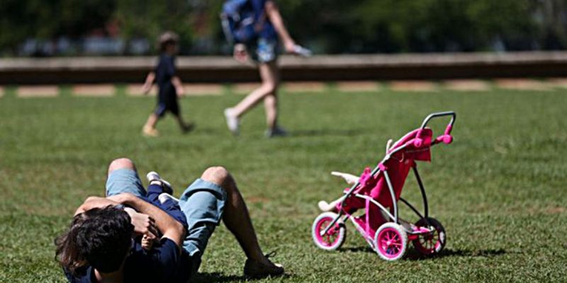 Dia dos pais, criança brincando com o pai no parque