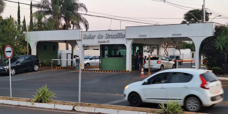 Brasília (DF), 11/09/2025 - Fachada do condomínio Solar de Brasília, onde mora e cumpre prisão domiciliar o ex-presidente Jair Bolsonaro.  Foto: Fabio Rodrigues-Pozzebom/ Agência Brasil
Foto: Bruno Peres/Agência Brasil