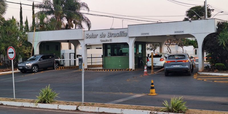Brasília (DF), 11/09/2025 - Fachada do condomínio Solar de Brasília, onde mora e cumpre prisão domiciliar o ex-presidente Jair Bolsonaro.  Foto: Fabio Rodrigues-Pozzebom/ Agência Brasil
Foto: Bruno Peres/Agência Brasil