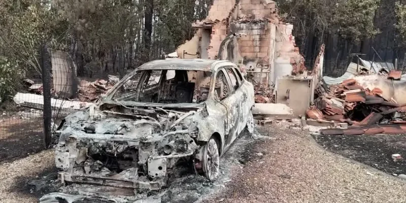 Incêndios florestais franceses deixam casas em ruínas e carros destruídos em Le Porge. Foto: Frame/Reuters/ Proibido reprodução