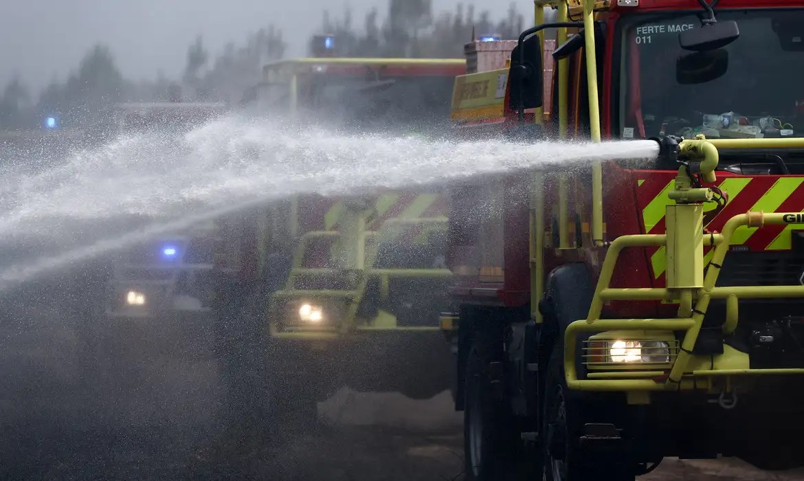 Fire engines carry out edge protection and mop-up operations on a wildfire in Marcheprime, in the Gironde region, amid worsening drought conditions following a heatwave and water shortages across much of France, July 27, 2026. REUTERS/Manon Cruz/ Proibido reprodução