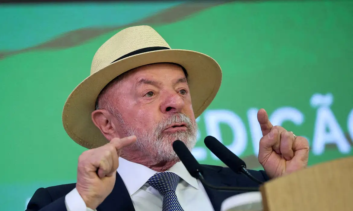 FILE PHOTO: Brazil's President Luiz Inacio Lula da Silva speaks during a ceremony to sign into law a bill establishing a line of credit for companies affected by new tariffs imposed by the U.S. government, at the Planalto Palace in Brasilia, Brazil, July 22, 2026. REUTERS/Adriano Machado/Proibida Reprodução