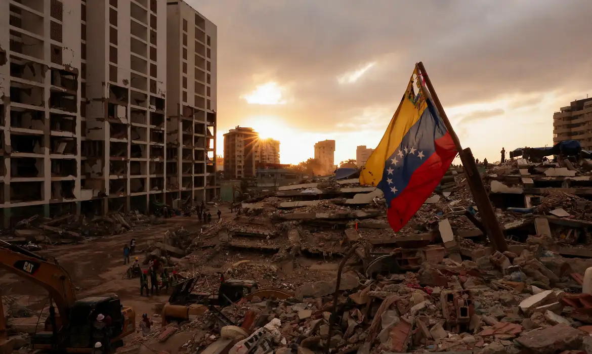 Uma bandeira venezuelana tremula enquanto pessoas procuram os corpos de seus entes queridos sob os escombros, após os terremotos que abalaram a Venezuela em 24 de junho, em Caraballeda, La Guaira, Venezuela
29 de julho de 2026
REUTERS/Gaby Oraa