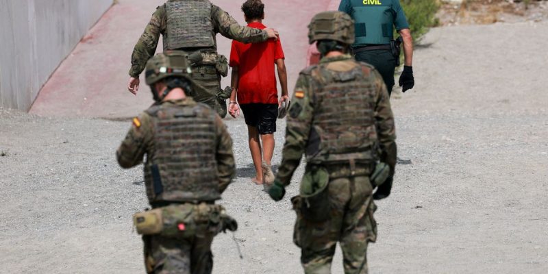Um menor migrante do Marrocos é escoltado por agentes de segurança espanhóis após tentar entrar em Ceuta pelo mar
1º de agosto de 2026
REUTERS/Violeta Santos Moura/Proibida Reprodução