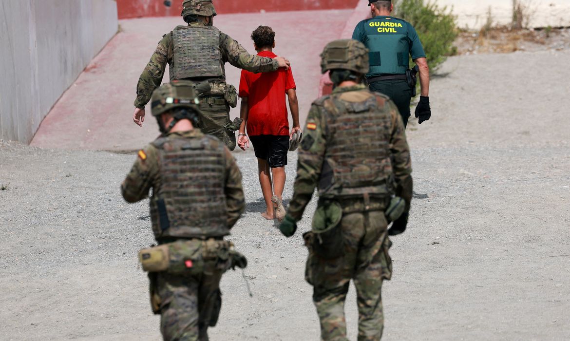 Um menor migrante do Marrocos é escoltado por agentes de segurança espanhóis após tentar entrar em Ceuta pelo mar
1º de agosto de 2026
REUTERS/Violeta Santos Moura/Proibida Reprodução