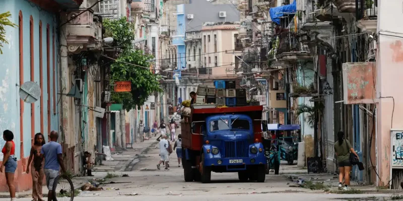 Caminhão antigo transporta produtos agrícolas por uma rua enquanto Cuba se esforça para restabelecer sua rede elétrica nacional após apagão em todo o país, em Havana
4 de agosto de 2026 REUTERS/Norlys Perez