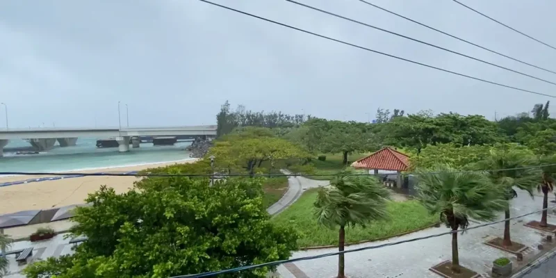 Árvores balançam com os ventos fortes à medida que o tufão Dolphin se aproxima, em Naha, na província de Okinawa, Japão, em 7 de agosto de 2026, nesta captura de tela obtida de um vídeo nas redes sociais. Foto: SleepdeeplyGG/X/via REUTERS/Proibida Reprodução