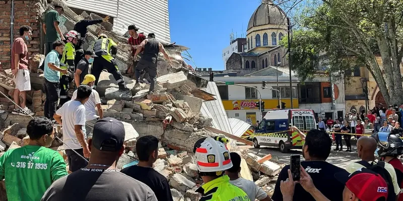 Residents and emergency personnel dig through the debris of a partially collapsed building after an earthquake, in Pereira, Colombia August 10, 2026. REUTERS/Stringer/Proibida Reprodução