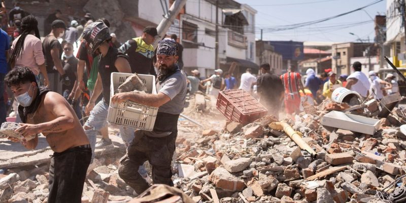 Residents dig through the debris of a collapsed building after an earthquake, in Cali, Colombia August 10, 2026.REUTERS/Camilo Rodriguez/Proibida Reprodução