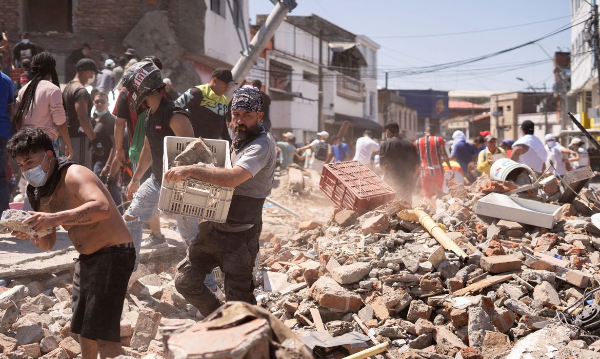 Residents dig through the debris of a collapsed building after an earthquake, in Cali, Colombia August 10, 2026.REUTERS/Camilo Rodriguez/Proibida Reprodução