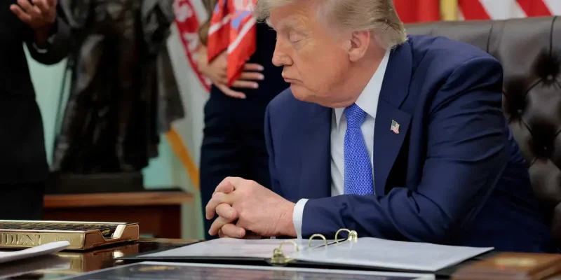 Presidente dos EUA, Donald Trump, assina decreto sobre vacinas na Casa Branca
  10 de agosto de 2026   REUTERS/Kylie Cooper