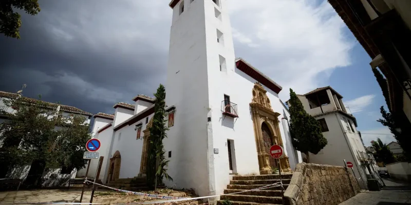 Rubble lies outside San Miguel Church after part of its ceiling was damaged in an earthquake that struck southern Spain, in Granada, Spain, August 15, 2026. REUTERS / Fermin Rodriguez/Proibido Reprodução
