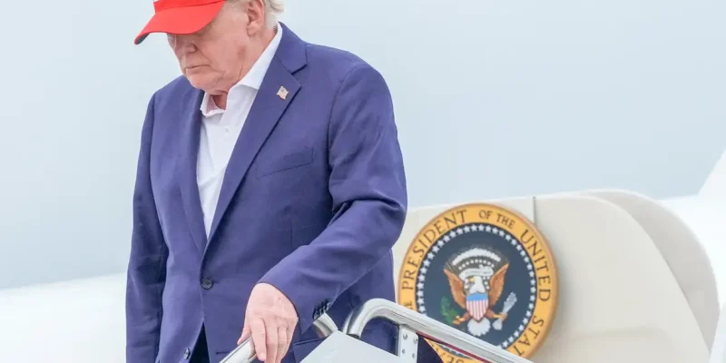 Presidente dos EUA, Donald Trump, desembarca do Air Force One 
   16 de agosto de 2026     REUTERS/Ken Cedeno