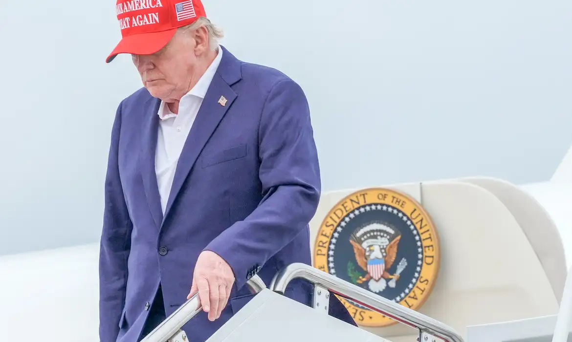Presidente dos EUA, Donald Trump, desembarca do Air Force One 
   16 de agosto de 2026     REUTERS/Ken Cedeno