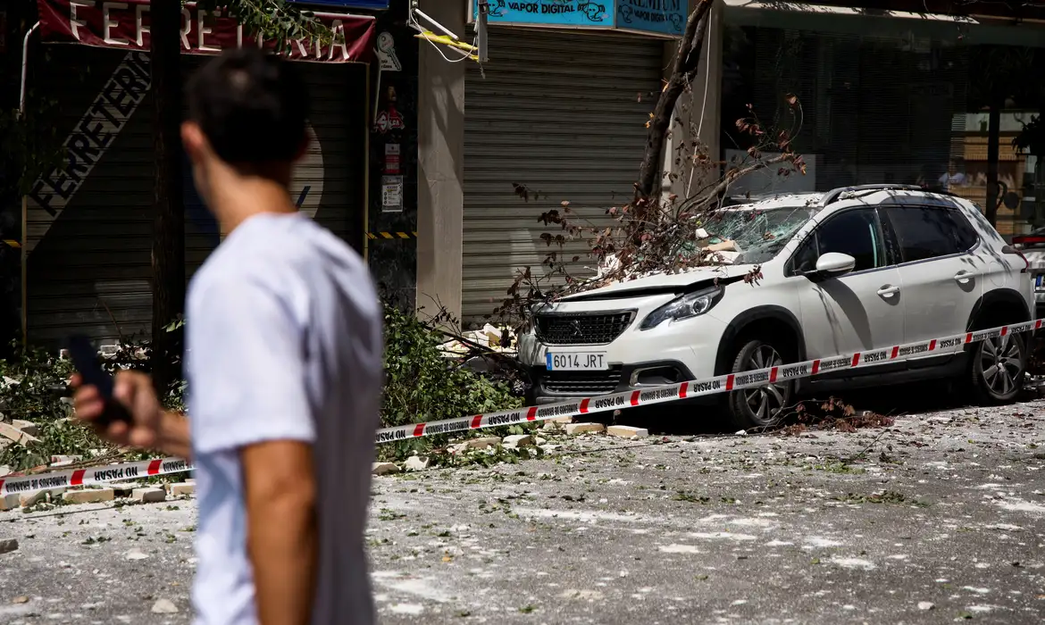 A fallen tree branch lies atop a damaged vehicle on a street in the aftermath of an earthquake that struck southern Spain, in Granada, Spain, August 18, 2026. REUTERS/Fermin Rodriguez