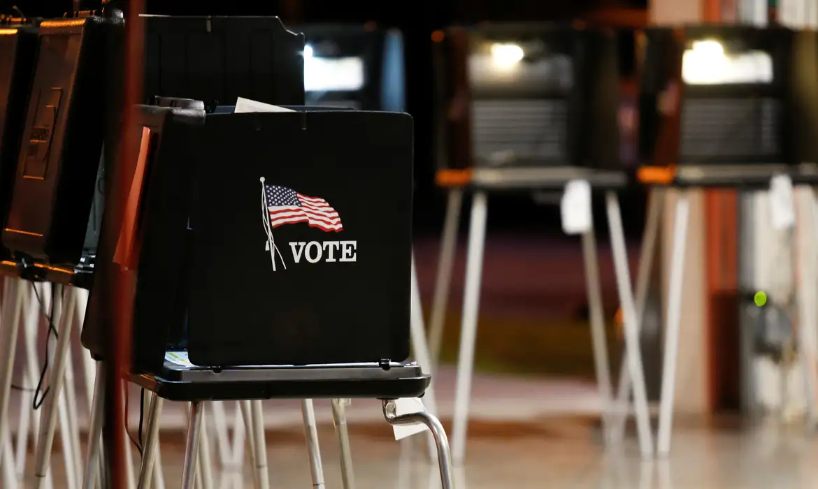 Cabine de votação em Miami
   17 de março de 2020   REUTERS/Marco Bello