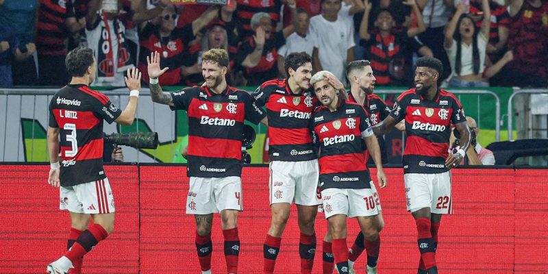 Soccer Football - Copa Libertadores - Round of 16 - Second Leg - Flamengo v Cruzeiro - Estadio Maracana, Rio de Janeiro, Brazil - August 19, 2026
Flamengo's Giorgian de Arrascaeta celebrates scoring their first goal REUTERS/Ricardo Moraes