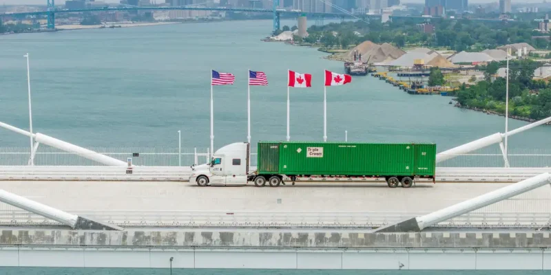 Uma imagem captada por um drone mostra um veículo atravessando a Ponte Internacional Gordie Howe, de US$ 4,7 bilhões, que liga Windsor, em Ontário, a Detroit, em Michigan, no dia seguinte à sua inauguração em Windsor, Ontário, Canadá, em 28 de julho de 2026. REUTERS/Carlos Osorio