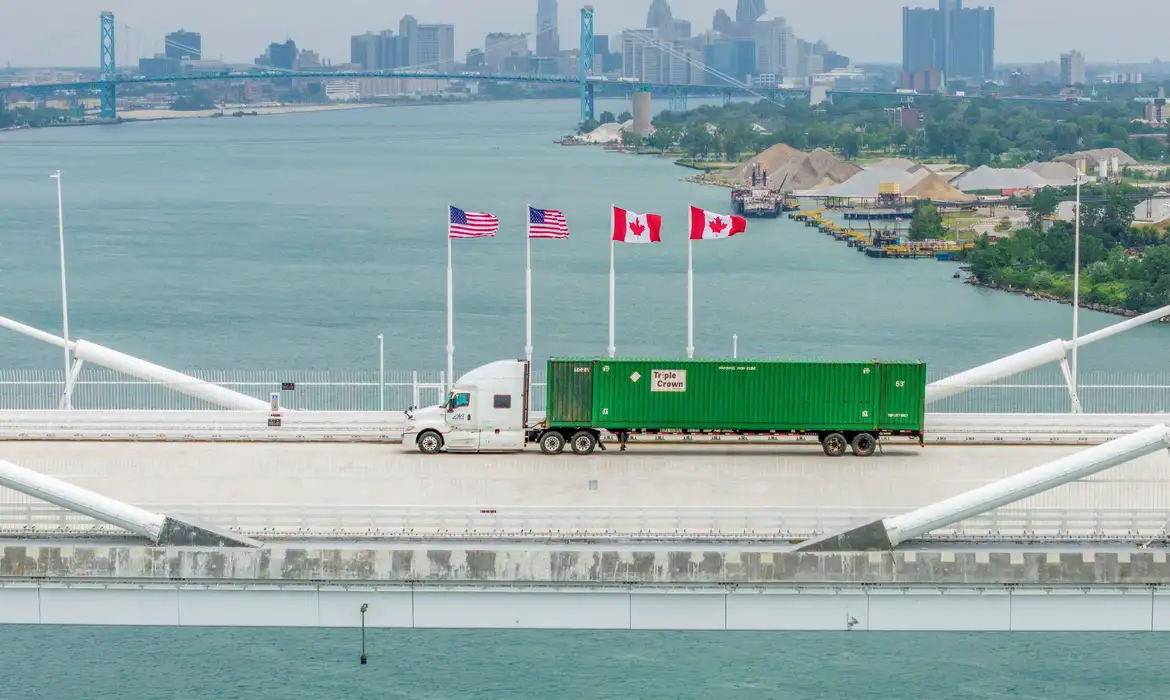 Uma imagem captada por um drone mostra um veículo atravessando a Ponte Internacional Gordie Howe, de US$ 4,7 bilhões, que liga Windsor, em Ontário, a Detroit, em Michigan, no dia seguinte à sua inauguração em Windsor, Ontário, Canadá, em 28 de julho de 2026. REUTERS/Carlos Osorio