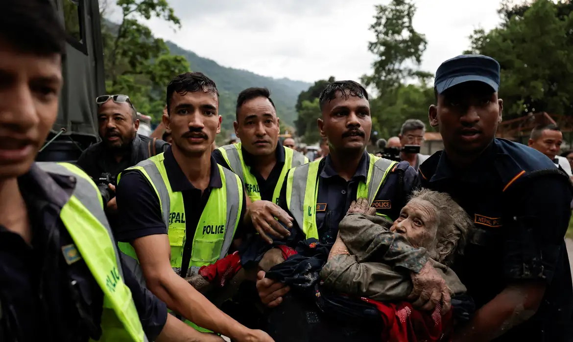 Police officers carry a survivor to a safer place following a flash flood at Trishuli in Nuwakot district, Nepal, August 26, 2026. REUTERS/Navesh Chitrakar REFILE - QUALITY REPEAT    TPX IMAGES OF THE DAY